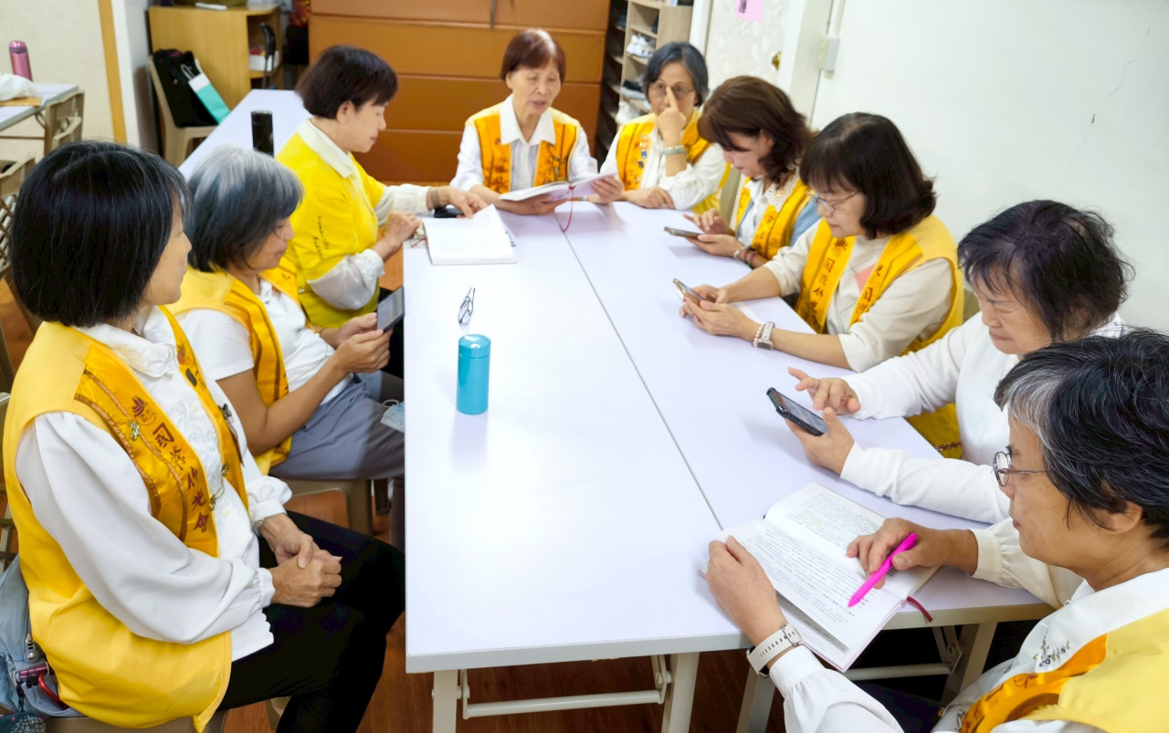 LINE_ALBUM_202511月例會經典讀書會_251112_1