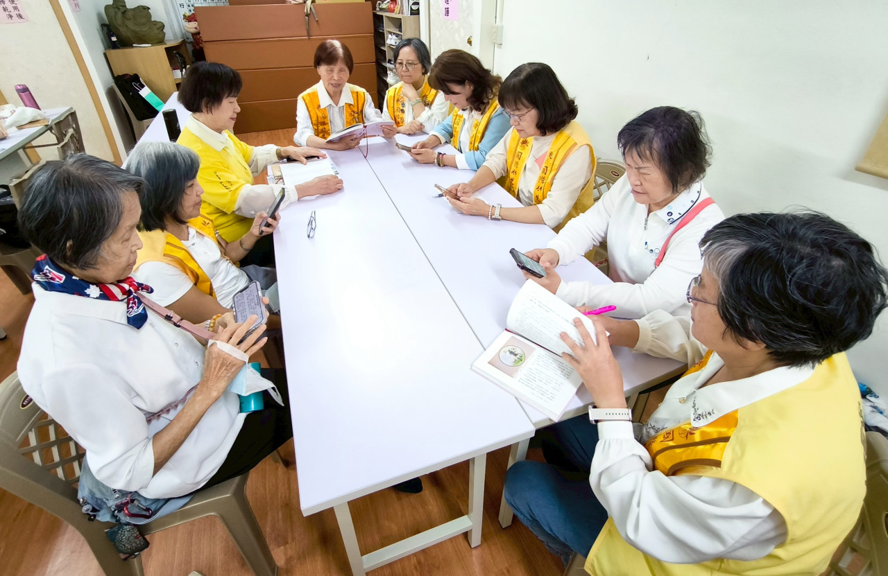 LINE_ALBUM_202511月例會經典讀書會_251112_2