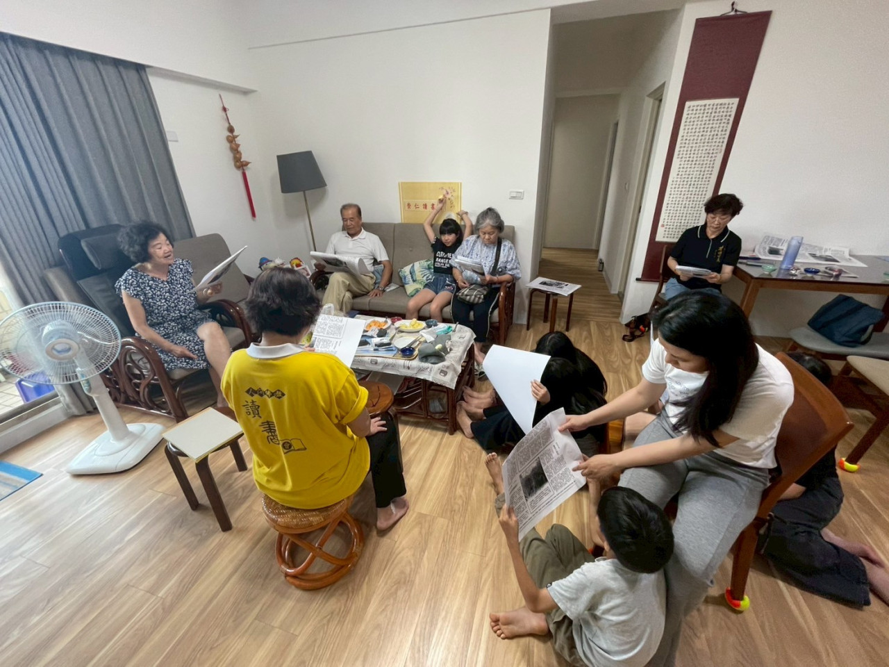 LINE_ALBUM_20250419 崇仁國宅讀書會 首場__舅婆的旗袍_哪裡有蜘蛛網？_250419_11