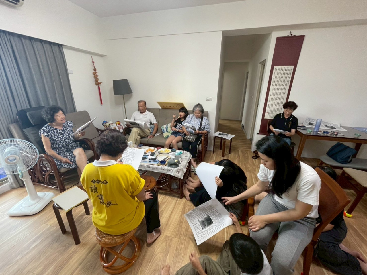 LINE_ALBUM_20250419 崇仁國宅讀書會 首場__舅婆的旗袍_哪裡有蜘蛛網？_250419_13